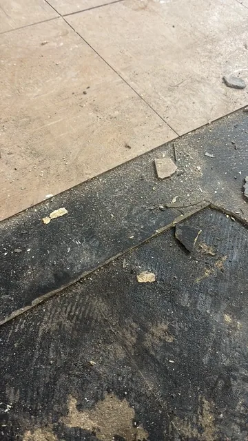 Black bitumen mastic floor removal in a E20 flat